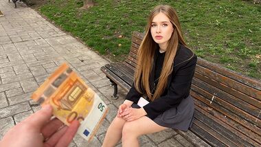 Решил помочь красотке деньгами за секс