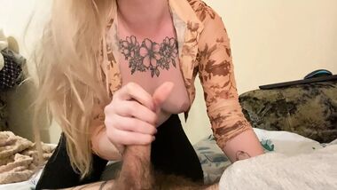 Минет и грязные разговоры с горячей блондинкой